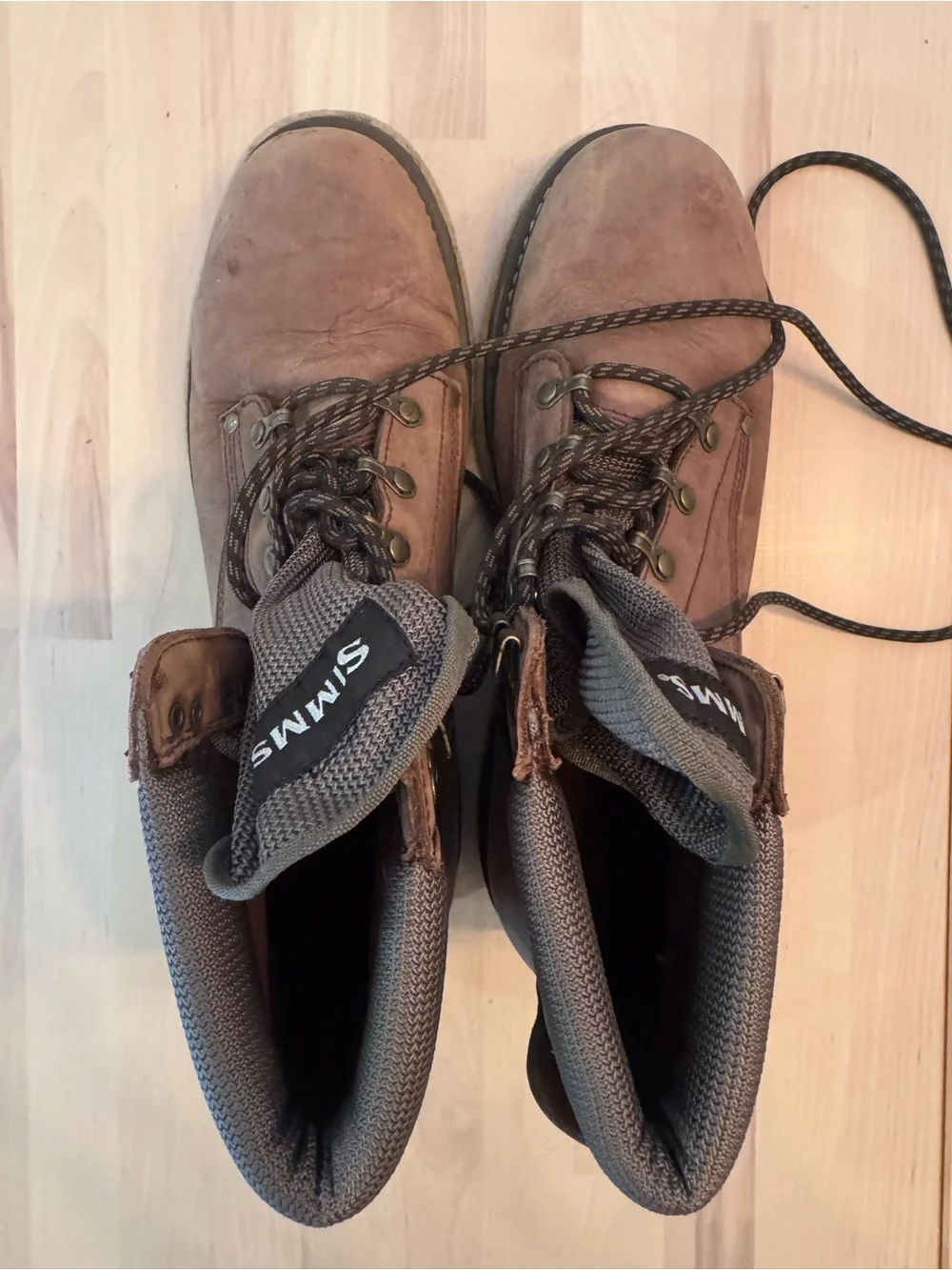 Simms flyfishing Men’s Two-Tone Waders w/ Simms felt bottom Brown leather Boots